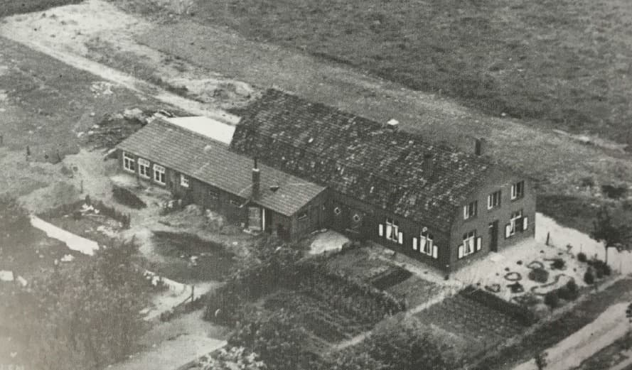 Zwart-wit luchtfoto van de oude pachtboerderij in 1966
