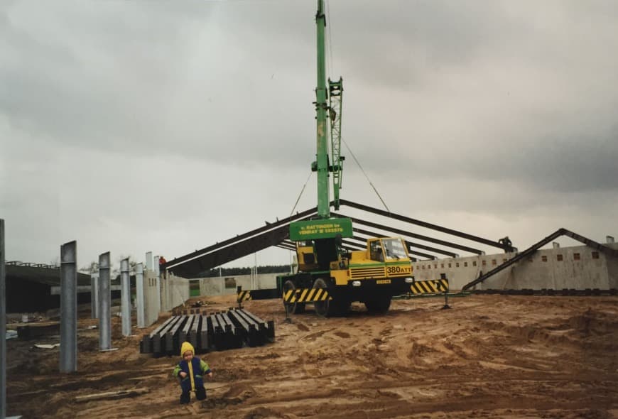 Bouw van een nieuwe kippenstal, een kraan plaatst de spanten