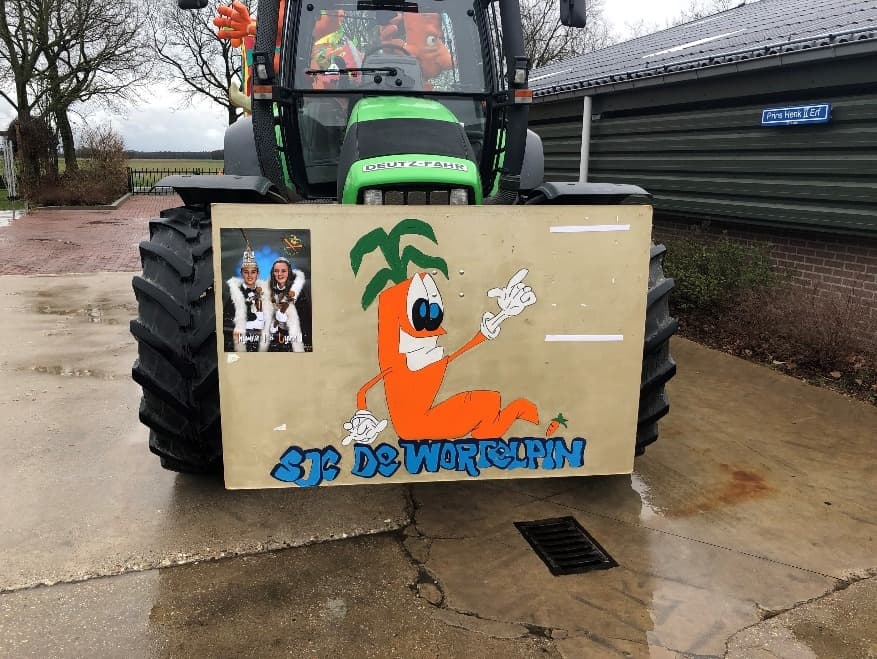 Deutz-trekker met het carnavalsbord van SJC De Wortelpin