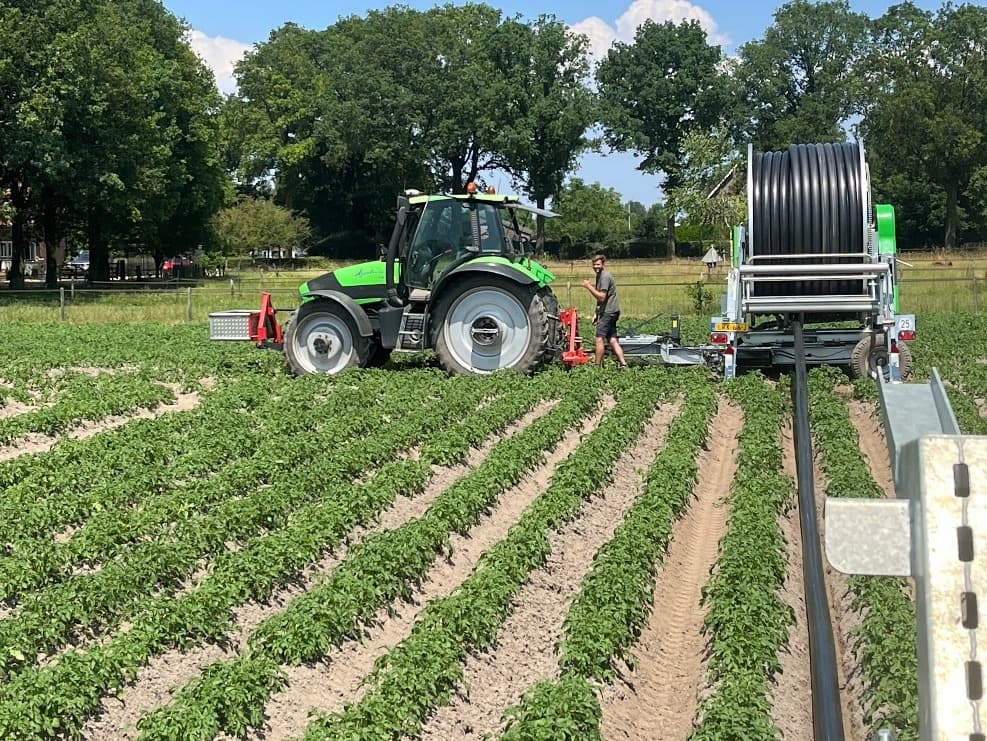 Beregeningshaspel in het aardappelveld met een Deutz-trekker