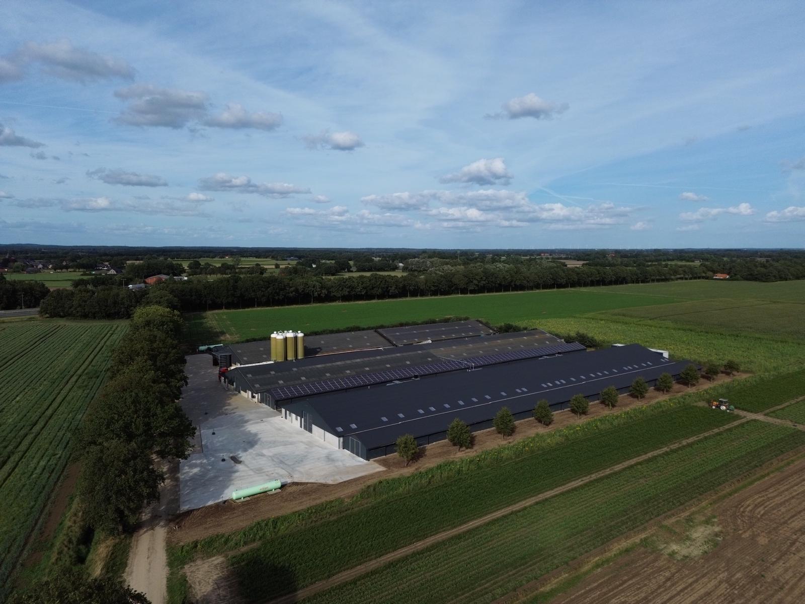 Het erf vanuit de lucht, tussen de akkers