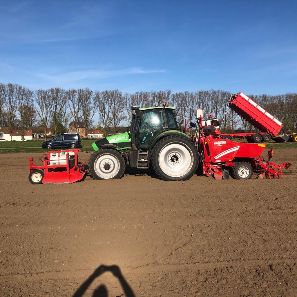 Deutz-trekker met fronttank en pootmachine, rode kipper erachter