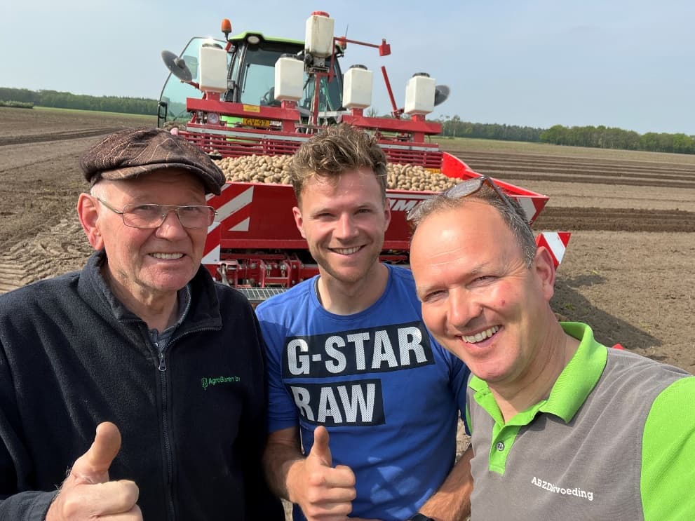 Selfie met drie man en een duim omhoog voor de pootmachine
