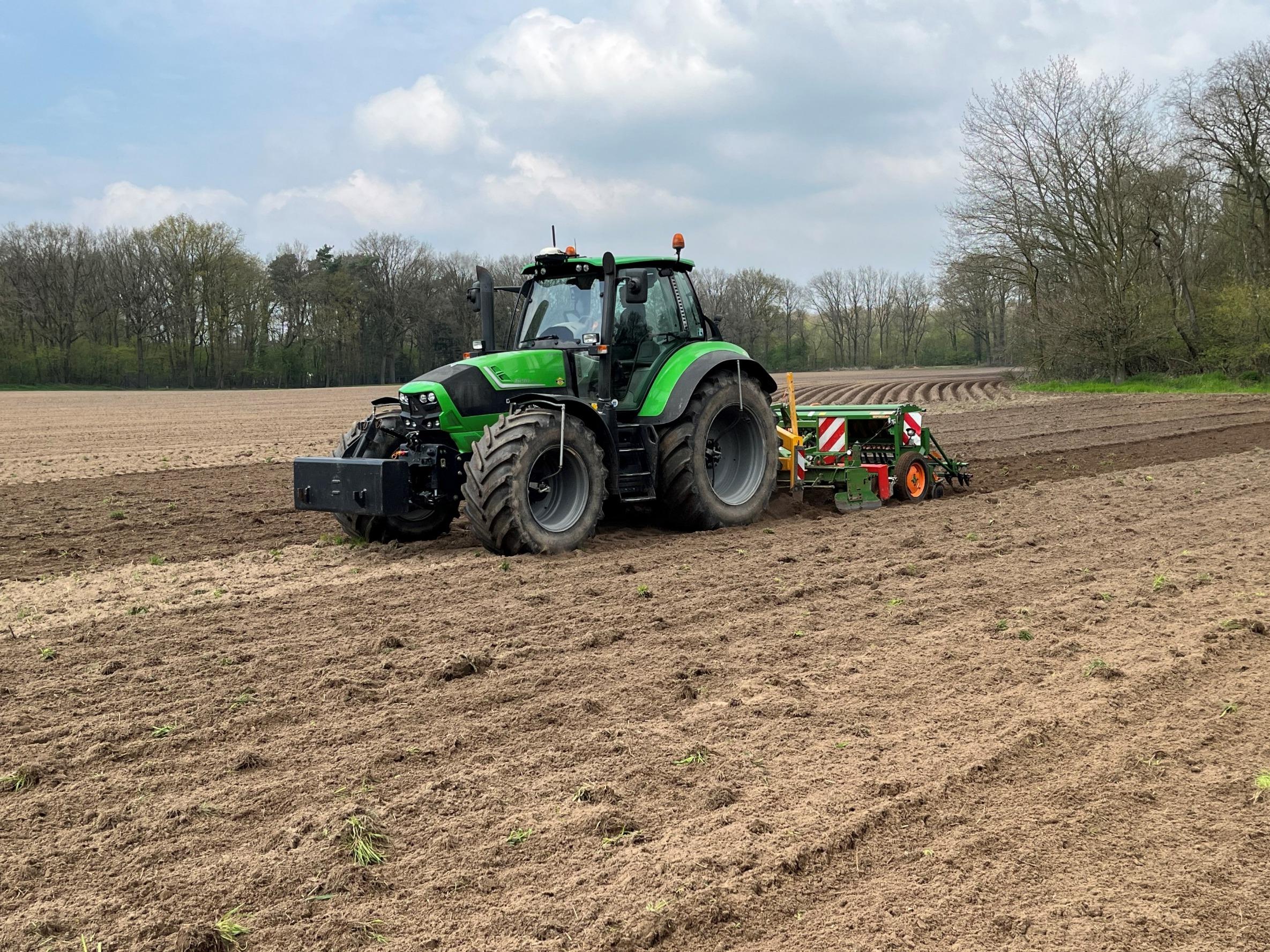 Deutz-trekker met zaaicombinatie op de akker